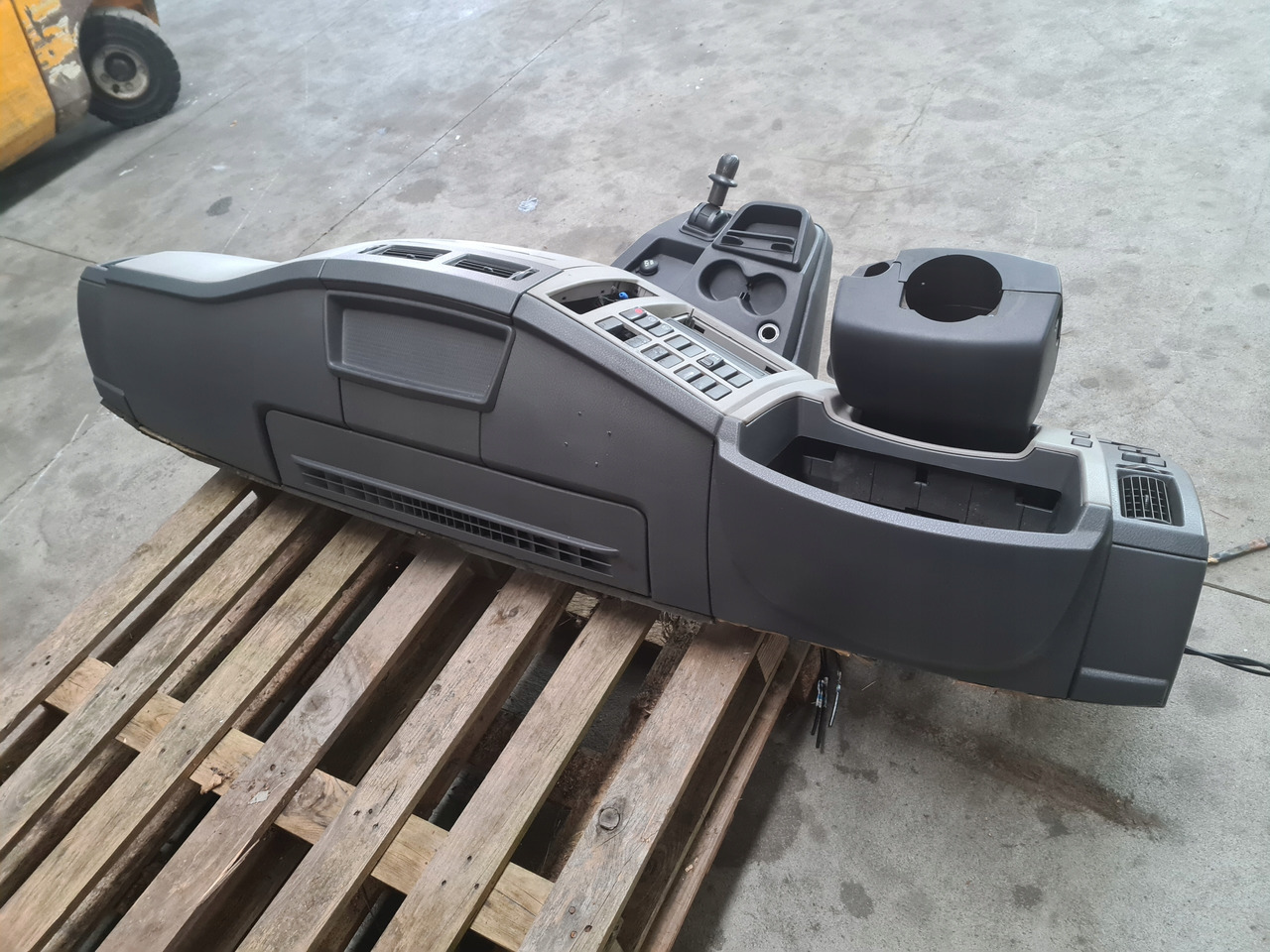 VOLVO KONSOLA DESKA ROZDZIELCZA PRZEKŁADKA ANGLIKA VOLVO FL EURO 5 - Painel de instrumentos por Camião: foto 4 VOLVO KONSOLA DESKA ROZDZIELCZA PRZEKŁADKA ANGLIKA VOLVO FL EURO 5 - Painel de instrumentos por Camião: foto 4