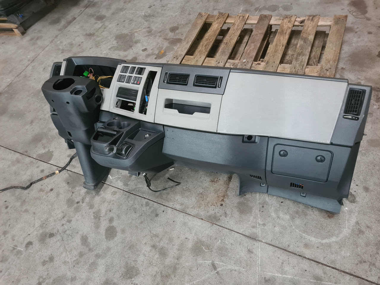 VOLVO KONSOLA DESKA ROZDZIELCZA PRZEKŁADKA ANGLIKA VOLVO FL EURO 5 - Painel de instrumentos por Camião: foto 1 VOLVO KONSOLA DESKA ROZDZIELCZA PRZEKŁADKA ANGLIKA VOLVO FL EURO 5 - Painel de instrumentos por Camião: foto 1