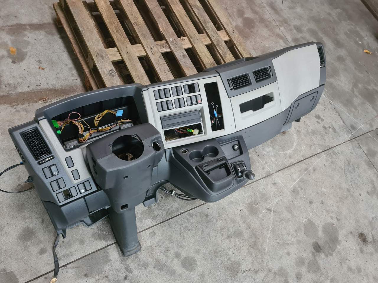 VOLVO KONSOLA DESKA ROZDZIELCZA PRZEKŁADKA ANGLIKA VOLVO FL EURO 5 - Painel de instrumentos por Camião: foto 2 VOLVO KONSOLA DESKA ROZDZIELCZA PRZEKŁADKA ANGLIKA VOLVO FL EURO 5 - Painel de instrumentos por Camião: foto 2