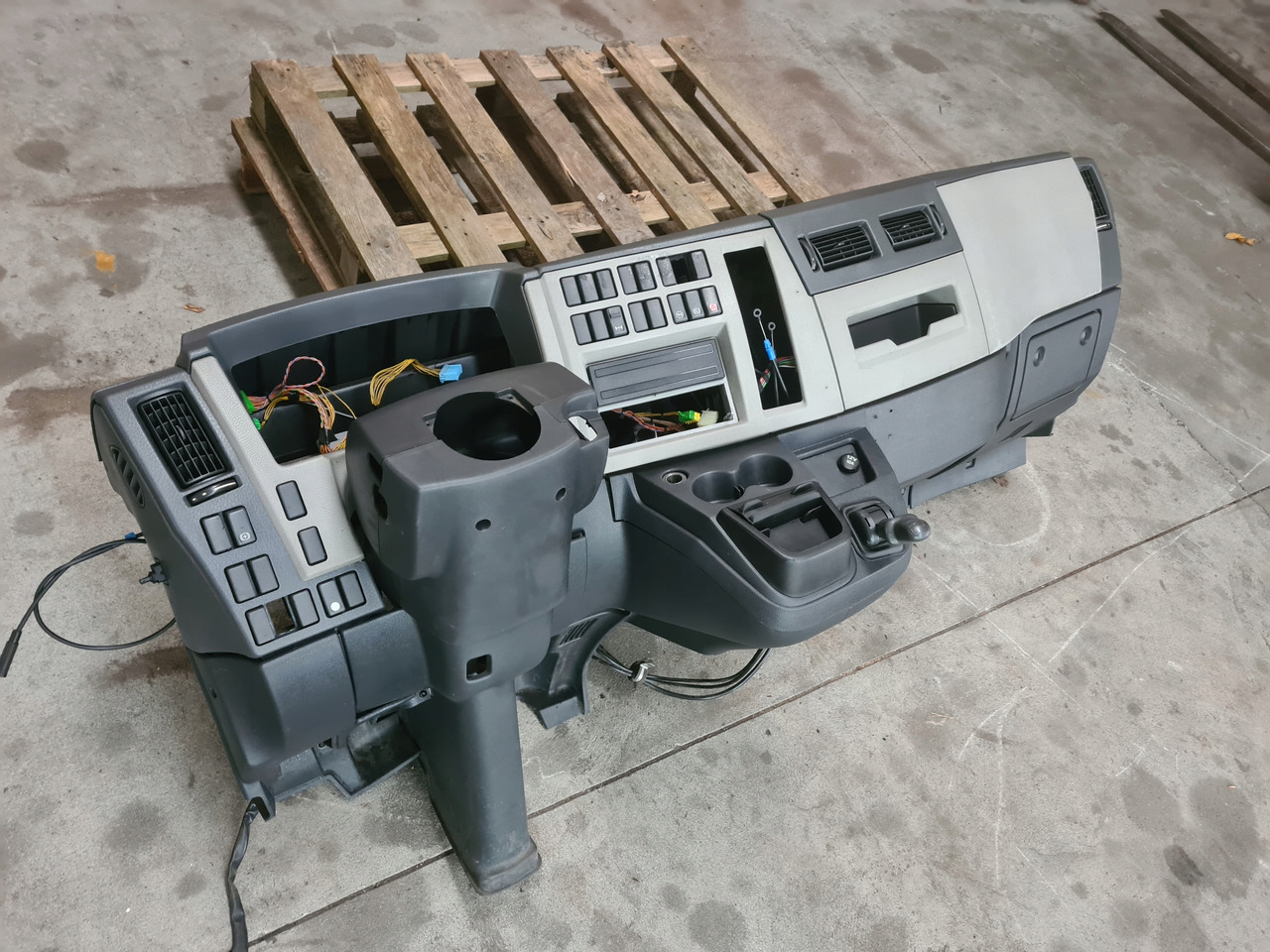 VOLVO KONSOLA DESKA ROZDZIELCZA PRZEKŁADKA ANGLIKA VOLVO FL EURO 5 - Painel de instrumentos por Camião: foto 3 VOLVO KONSOLA DESKA ROZDZIELCZA PRZEKŁADKA ANGLIKA VOLVO FL EURO 5 - Painel de instrumentos por Camião: foto 3