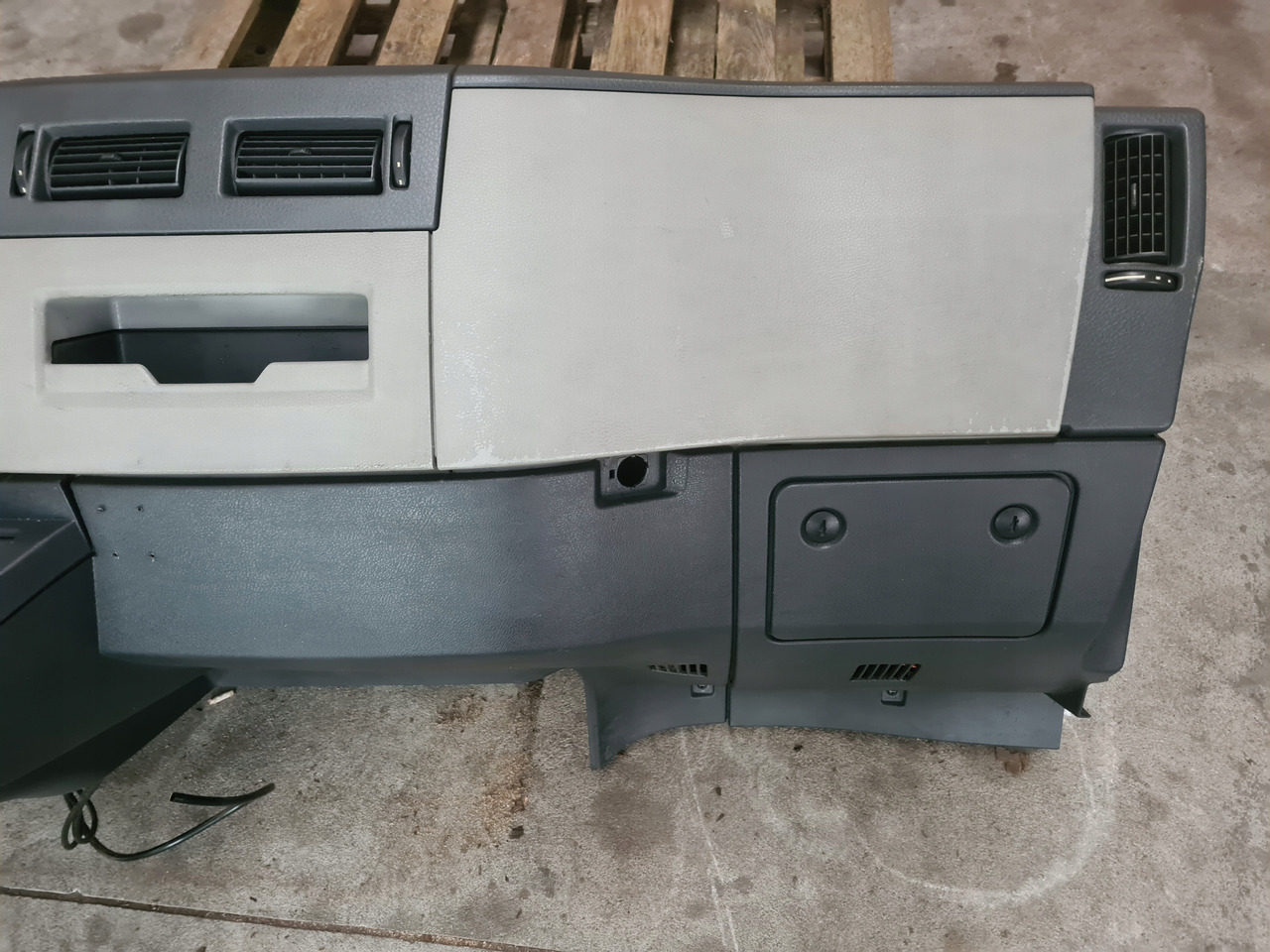 VOLVO KONSOLA DESKA ROZDZIELCZA PRZEKŁADKA ANGLIKA VOLVO FL EURO 5 - Painel de instrumentos por Camião: foto 5 VOLVO KONSOLA DESKA ROZDZIELCZA PRZEKŁADKA ANGLIKA VOLVO FL EURO 5 - Painel de instrumentos por Camião: foto 5