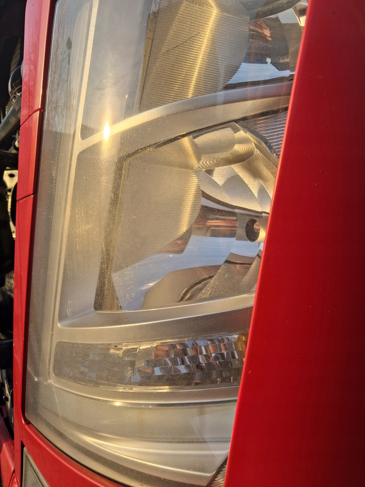 VOLVO REFLEKTOR LAMPA OKULAR LEWY KOMPLETNY VOLVO FM 4 - Farol dianteira por Camião: foto 4 VOLVO REFLEKTOR LAMPA OKULAR LEWY KOMPLETNY VOLVO FM 4 - Farol dianteira por Camião: foto 4