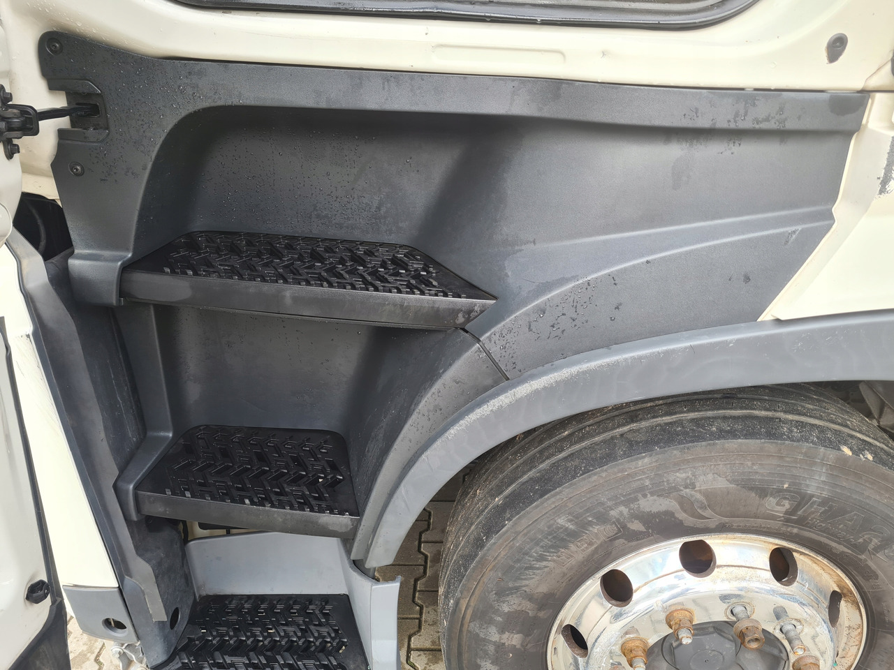 VOLVO STOPIEŃ STOPNICA KOMPLETNA LEWA STELAŻ ORYGINAŁ VOLVO FH 5 - Estribo por Camião: foto 1 VOLVO STOPIEŃ STOPNICA KOMPLETNA LEWA STELAŻ ORYGINAŁ VOLVO FH 5 - Estribo por Camião: foto 1