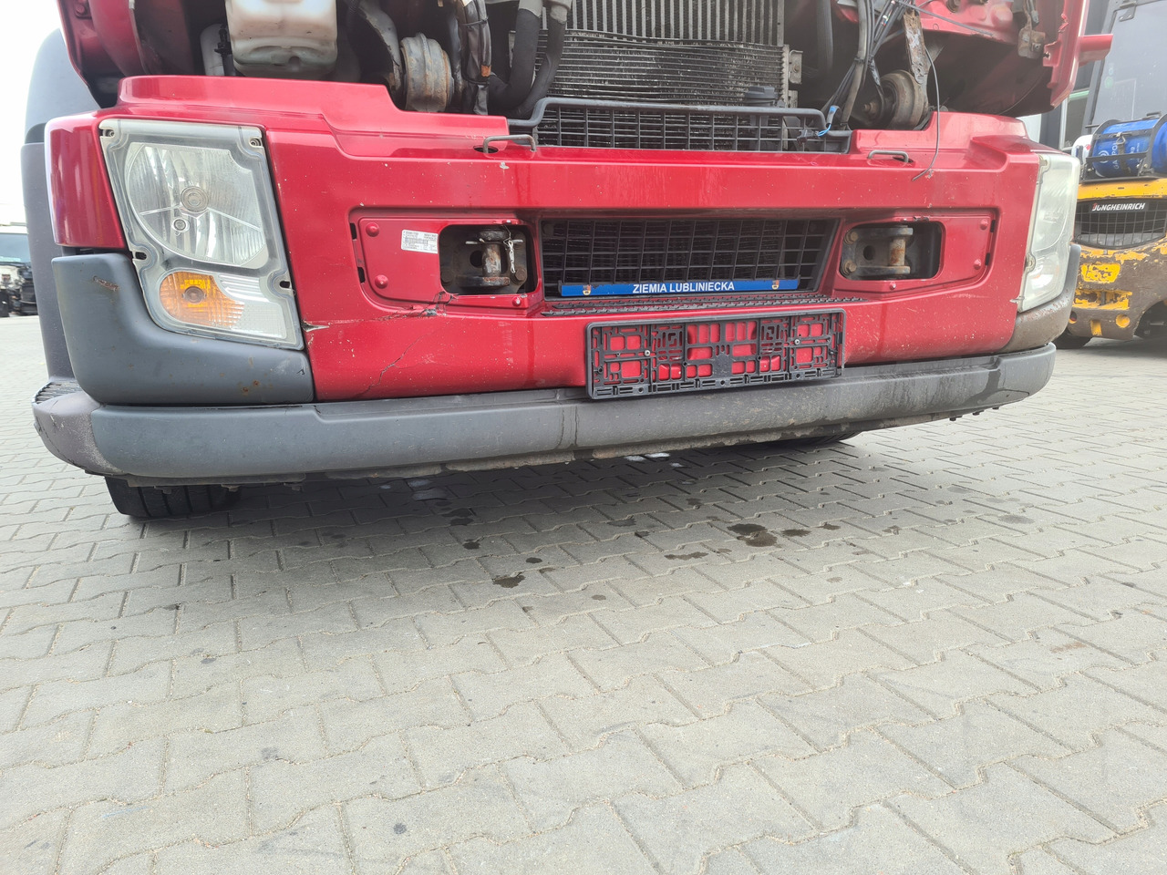 VOLVO ZDERZAK KOMPLETNY Z LAMPAMI BELKA STOPNIE VOLVO FL 22.5 EURO 5 - Para-choque por Camião: foto 1 VOLVO ZDERZAK KOMPLETNY Z LAMPAMI BELKA STOPNIE VOLVO FL 22.5 EURO 5 - Para-choque por Camião: foto 1