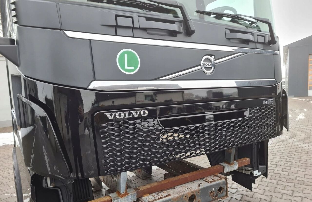 Volvo MASKA KOMPLETNA GÓRNA ATRAPA KABINY FH 16 EURO 6 Volvo VOLVO FH 16 EURO 6 - Para-choque por Camião: foto 1 Volvo MASKA KOMPLETNA GÓRNA ATRAPA KABINY FH 16 EURO 6 Volvo VOLVO FH 16 EURO 6 - Para-choque por Camião: foto 1