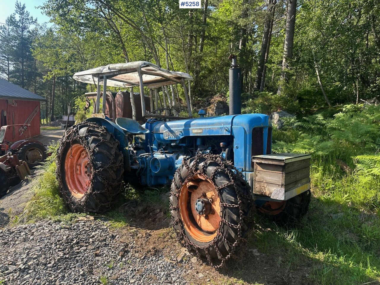 1963 Fordson Major 4x4 with splitter gearbox, Ako winch, and tire chains. SEE VIDEO. - Trator: foto 1 1963 Fordson Major 4x4 with splitter gearbox, Ako winch, and tire chains. SEE VIDEO. - Trator: foto 1
