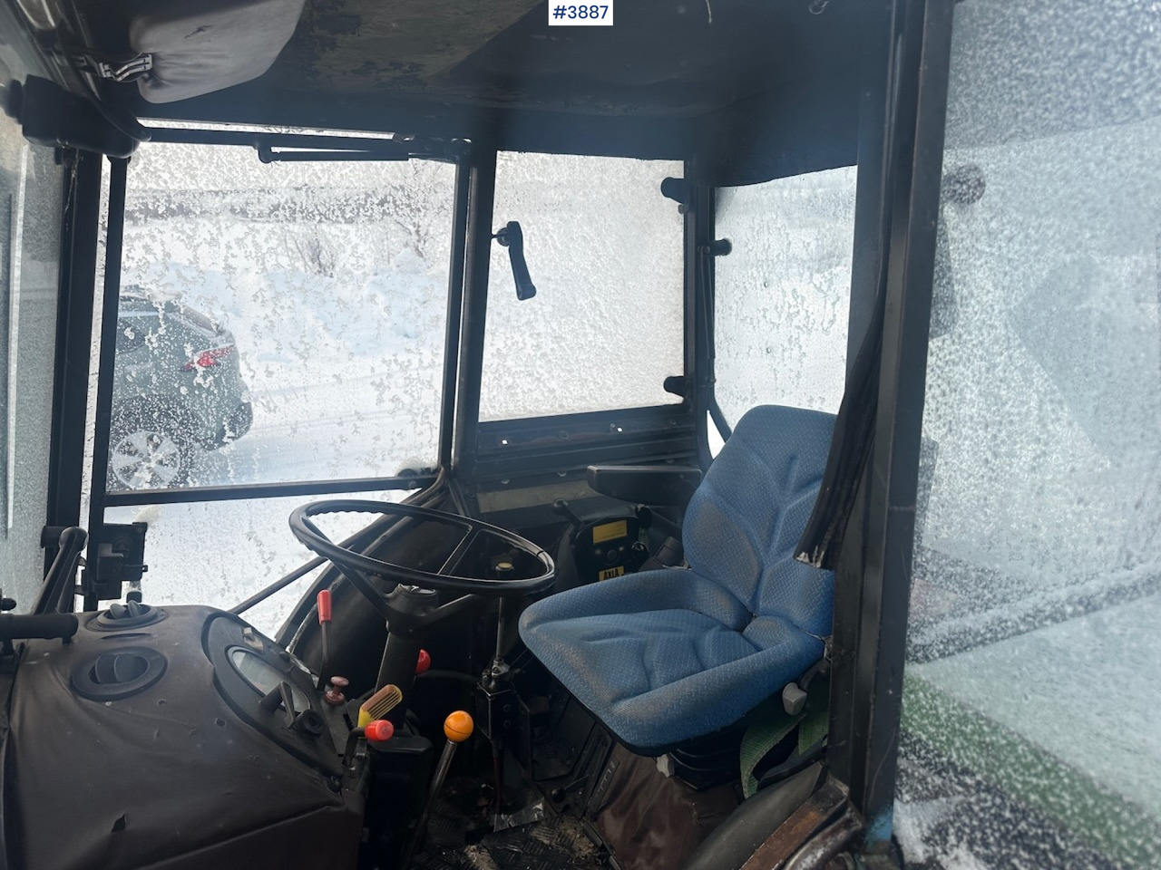 Leasing de  1987 John Deere Power Synchron 2450 4x4 w/ Quicke 4300 front loader, snow blower and gravel bucket. WATCH VIDEO. 1987 John Deere Power Synchron 2450 4x4 w/ Quicke 4300 front loader, snow blower and gravel bucket. WATCH VIDEO.: foto 33