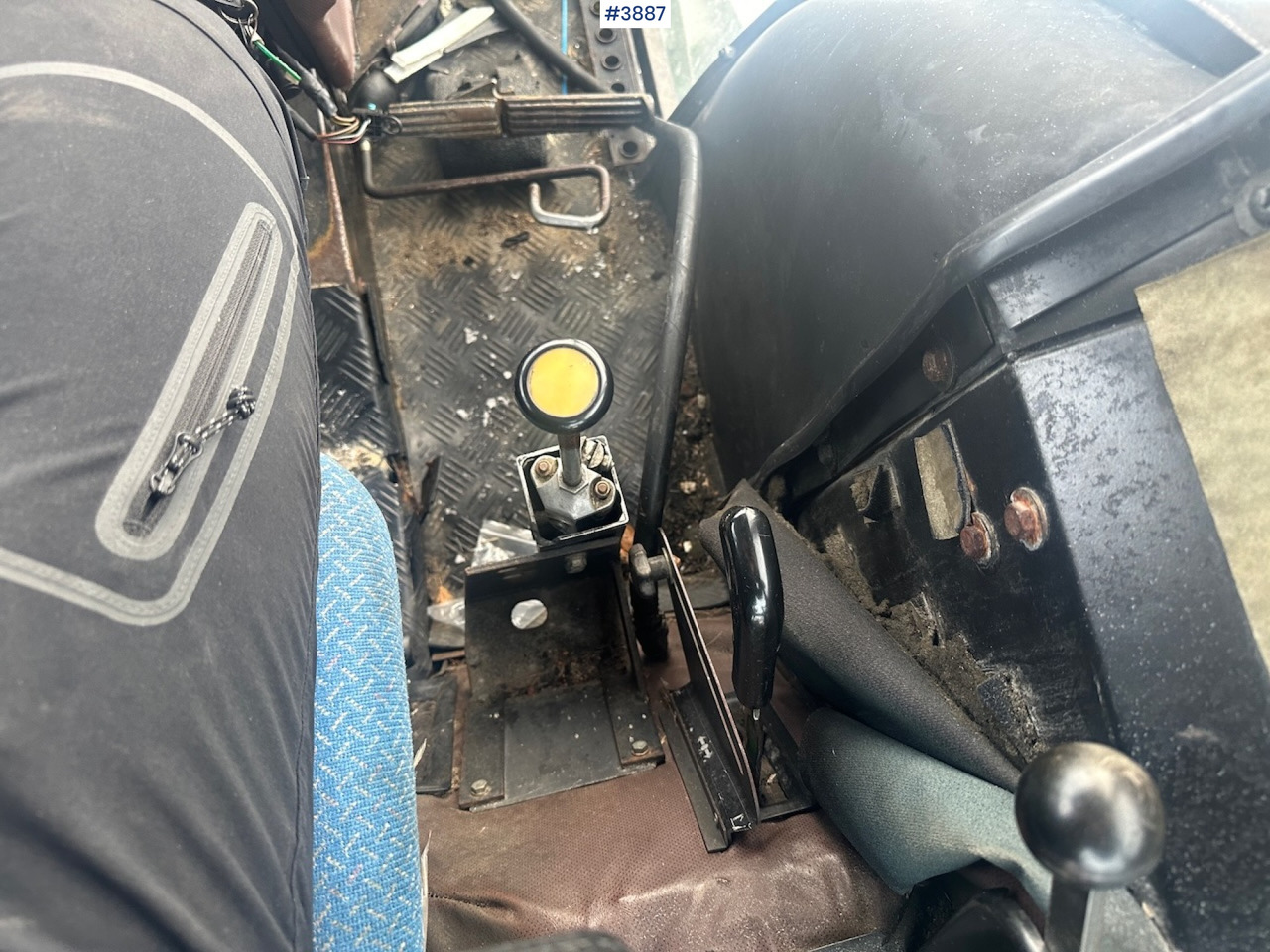 Leasing de  1987 John Deere Power Synchron 2450 4x4 w/ Quicke 4300 front loader, snow blower and gravel bucket. WATCH VIDEO. 1987 John Deere Power Synchron 2450 4x4 w/ Quicke 4300 front loader, snow blower and gravel bucket. WATCH VIDEO.: foto 39