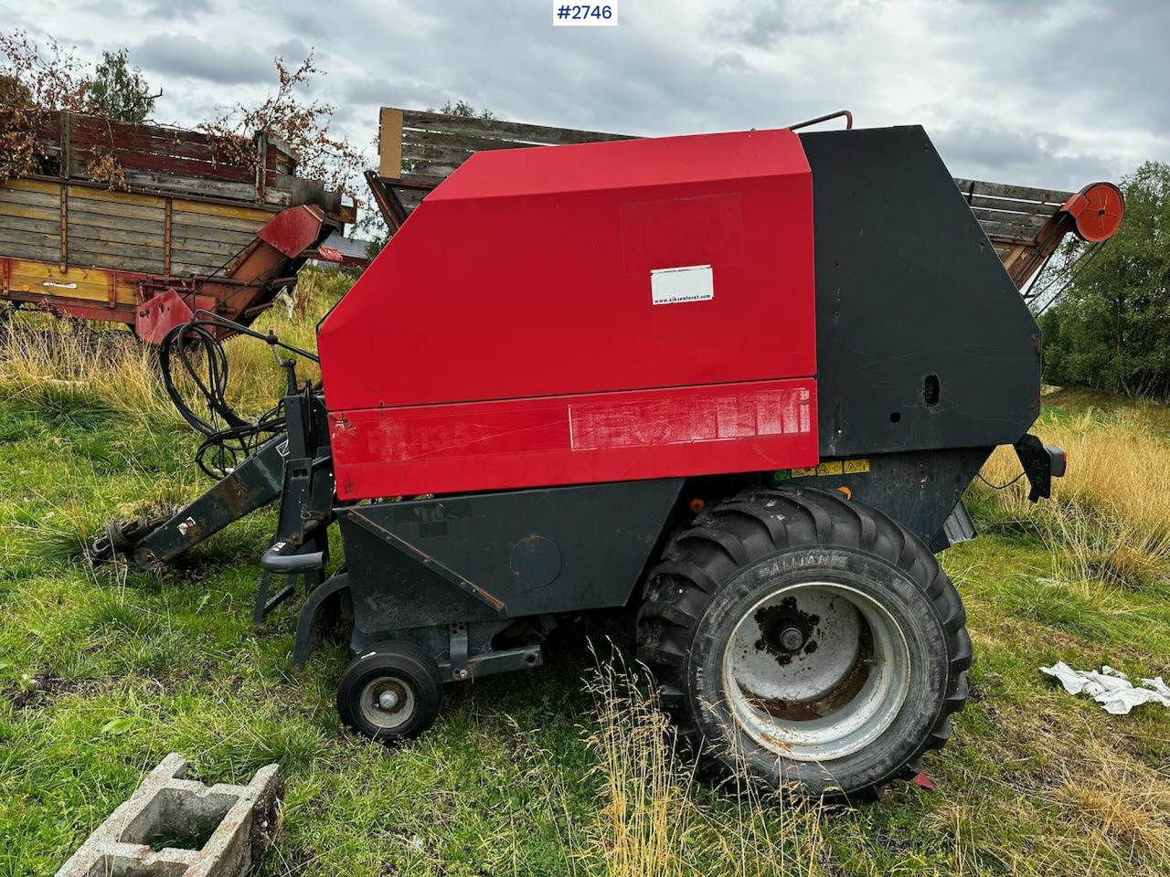 2002 Vicon RF135 round baler and Kvernland round baler - Máquina para produção de feno: foto 4 2002 Vicon RF135 round baler and Kvernland round baler - Máquina para produção de feno: foto 4