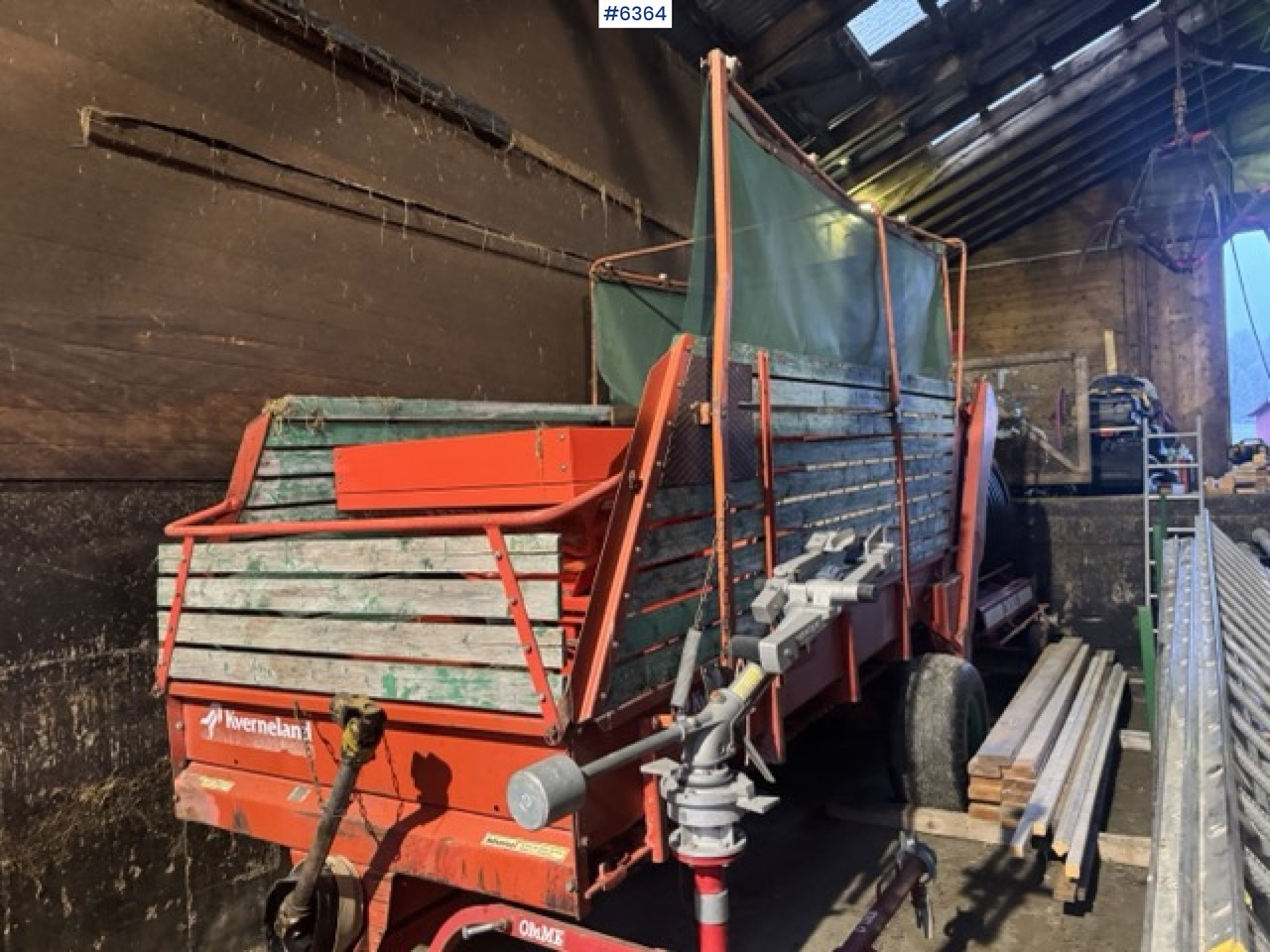 Approx. 1990 Kverneland UN7000 unloading wagon - Máquina para produção de feno: foto 2 Approx. 1990 Kverneland UN7000 unloading wagon - Máquina para produção de feno: foto 2