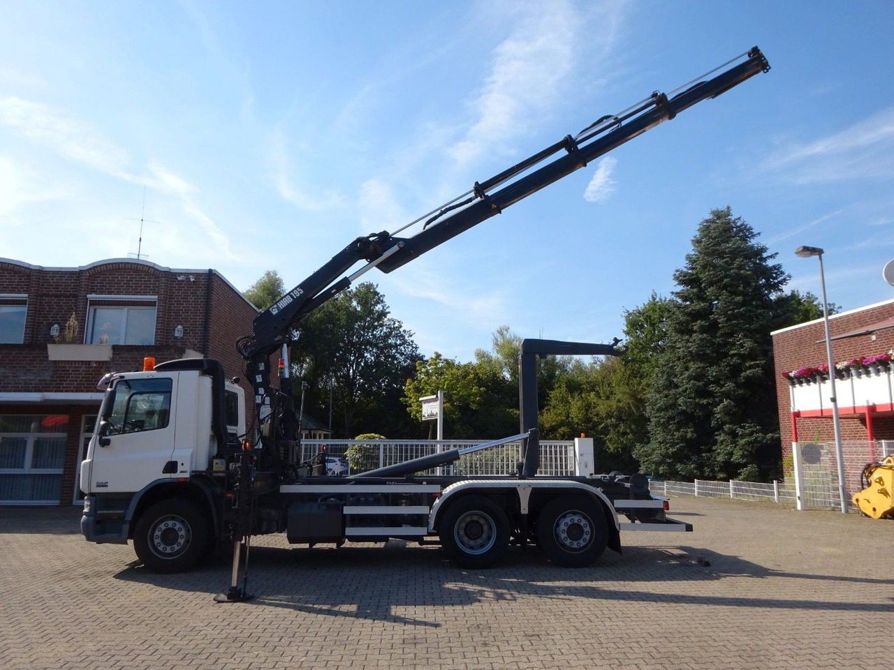 DAF 28-250 CF Abroller + HIA B195-3 Kran - Camião polibenne, Camião grua: foto 1 DAF 28-250 CF Abroller + HIA B195-3 Kran - Camião polibenne, Camião grua: foto 1
