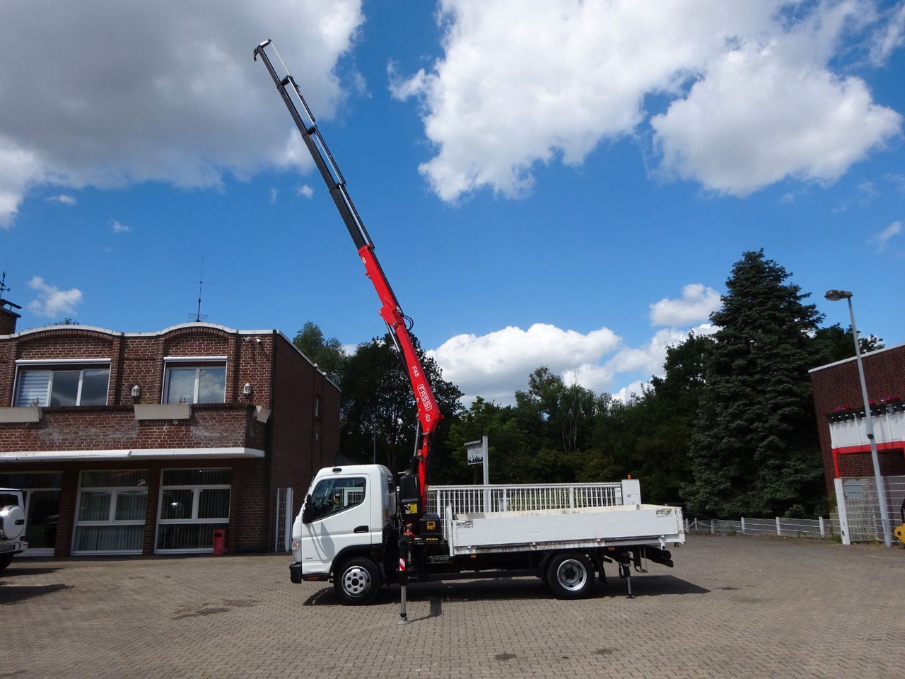 FUSO Canter 7C15 mit FASSI F65A Kran - Camião grua, Camião de caixa aberta/ Plataforma: foto 2 FUSO Canter 7C15 mit FASSI F65A Kran - Camião grua, Camião de caixa aberta/ Plataforma: foto 2