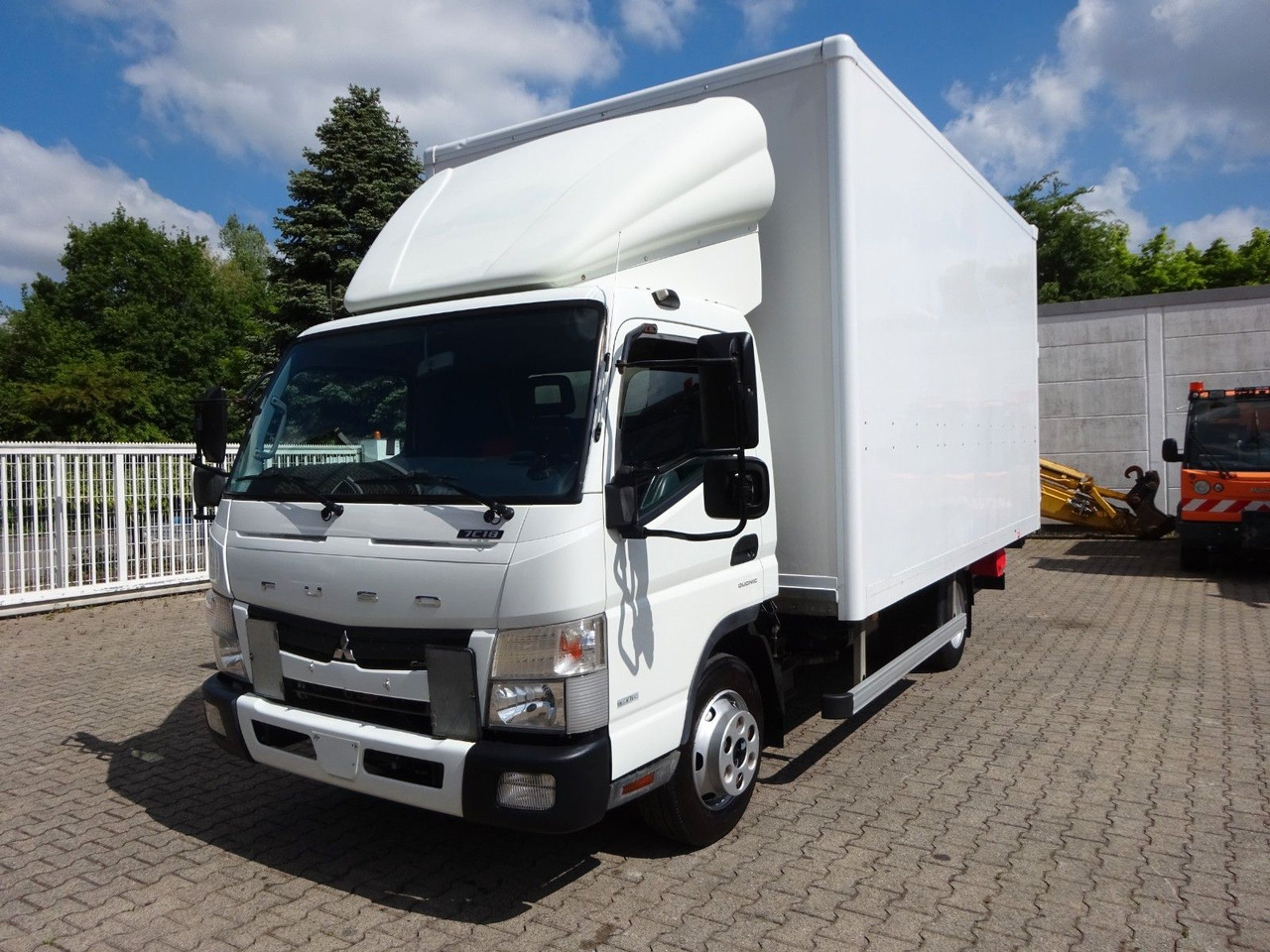 FUSO Canter 7C18 + LBW 4x2 - Carrinha de contentor: foto 1 FUSO Canter 7C18 + LBW 4x2 - Carrinha de contentor: foto 1