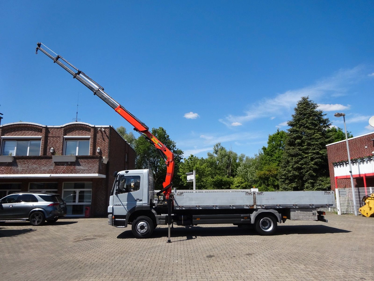 Mercedes-Benz 1222 Atego mit Palfinger PK8501 Kran 4x2 - Camião de caixa aberta/ Plataforma, Camião grua: foto 1 Mercedes-Benz 1222 Atego mit Palfinger PK8501 Kran 4x2 - Camião de caixa aberta/ Plataforma, Camião grua: foto 1