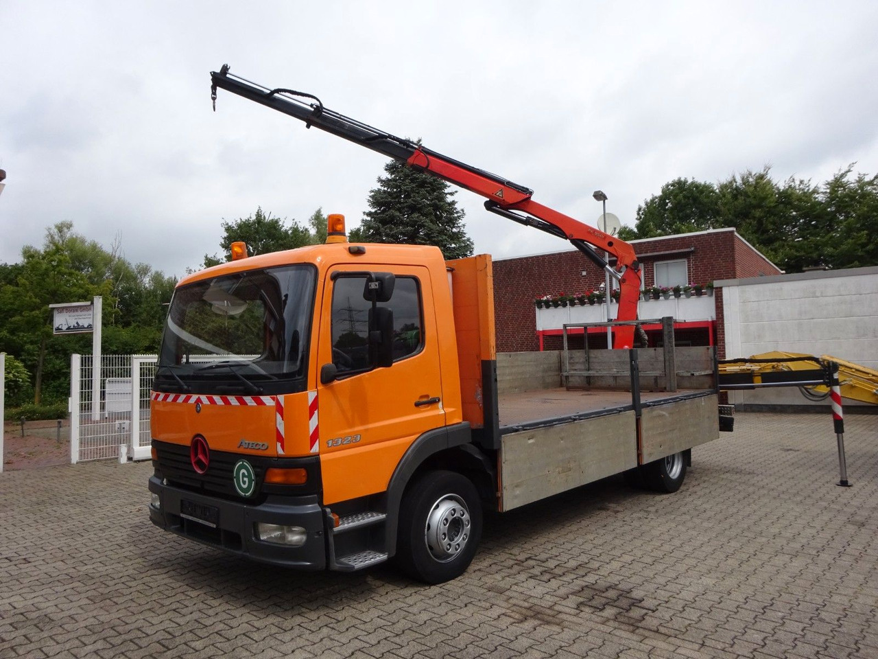 Mercedes-Benz 1323 Atego Pritsche + PK 9501 Kran 4x2 - Camião de caixa aberta/ Plataforma, Camião grua: foto 2 Mercedes-Benz 1323 Atego Pritsche + PK 9501 Kran 4x2 - Camião de caixa aberta/ Plataforma, Camião grua: foto 2
