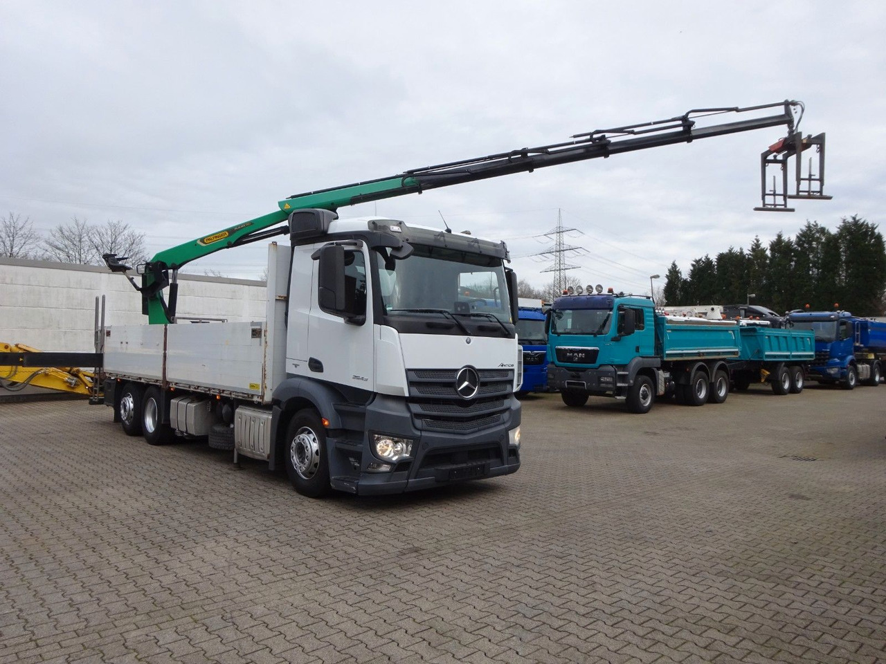 Mercedes-Benz 2543 Antos Baustoff +PK 26001 bis 20 m Auslage Mercedes-Benz 2543 Antos Baustoff +PK 26001 bis 20 m Auslage - Camião grua, Camião de caixa aberta/ Plataforma: foto 2 Mercedes-Benz 2543 Antos Baustoff +PK 26001 bis 20 m Auslage Mercedes-Benz 2543 Antos Baustoff +PK 26001 bis 20 m Auslage - Camião grua, Camião de caixa aberta/ Plataforma: foto 2