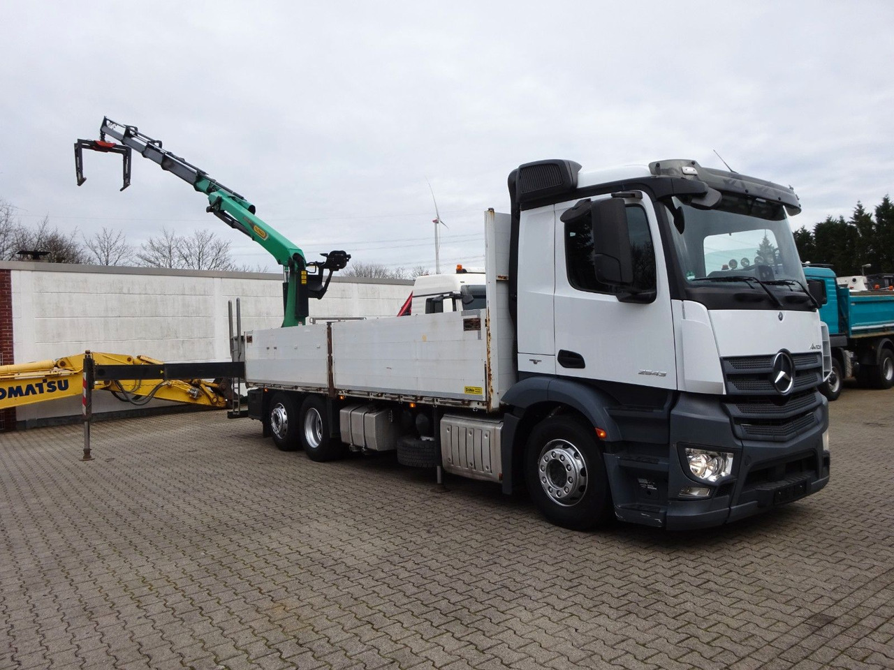 Mercedes-Benz 2543 Antos Baustoff +PK 26001 bis 20 m Auslage Mercedes-Benz 2543 Antos Baustoff +PK 26001 bis 20 m Auslage - Camião grua, Camião de caixa aberta/ Plataforma: foto 1 Mercedes-Benz 2543 Antos Baustoff +PK 26001 bis 20 m Auslage Mercedes-Benz 2543 Antos Baustoff +PK 26001 bis 20 m Auslage - Camião grua, Camião de caixa aberta/ Plataforma: foto 1