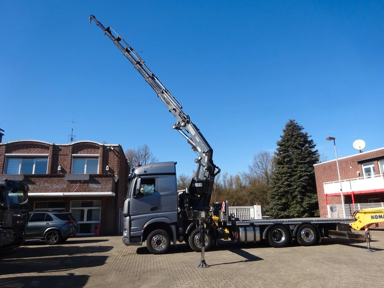 Mercedes-Benz 3453 Plattform + Fassi F820 Kran 8x2 Mercedes-Benz 3453 FASSI F820 Kran 8x Hydr. Ausschub - Camião grua, Camião de caixa aberta/ Plataforma: foto 2 Mercedes-Benz 3453 Plattform + Fassi F820 Kran 8x2 Mercedes-Benz 3453 FASSI F820 Kran 8x Hydr. Ausschub - Camião grua, Camião de caixa aberta/ Plataforma: foto 2