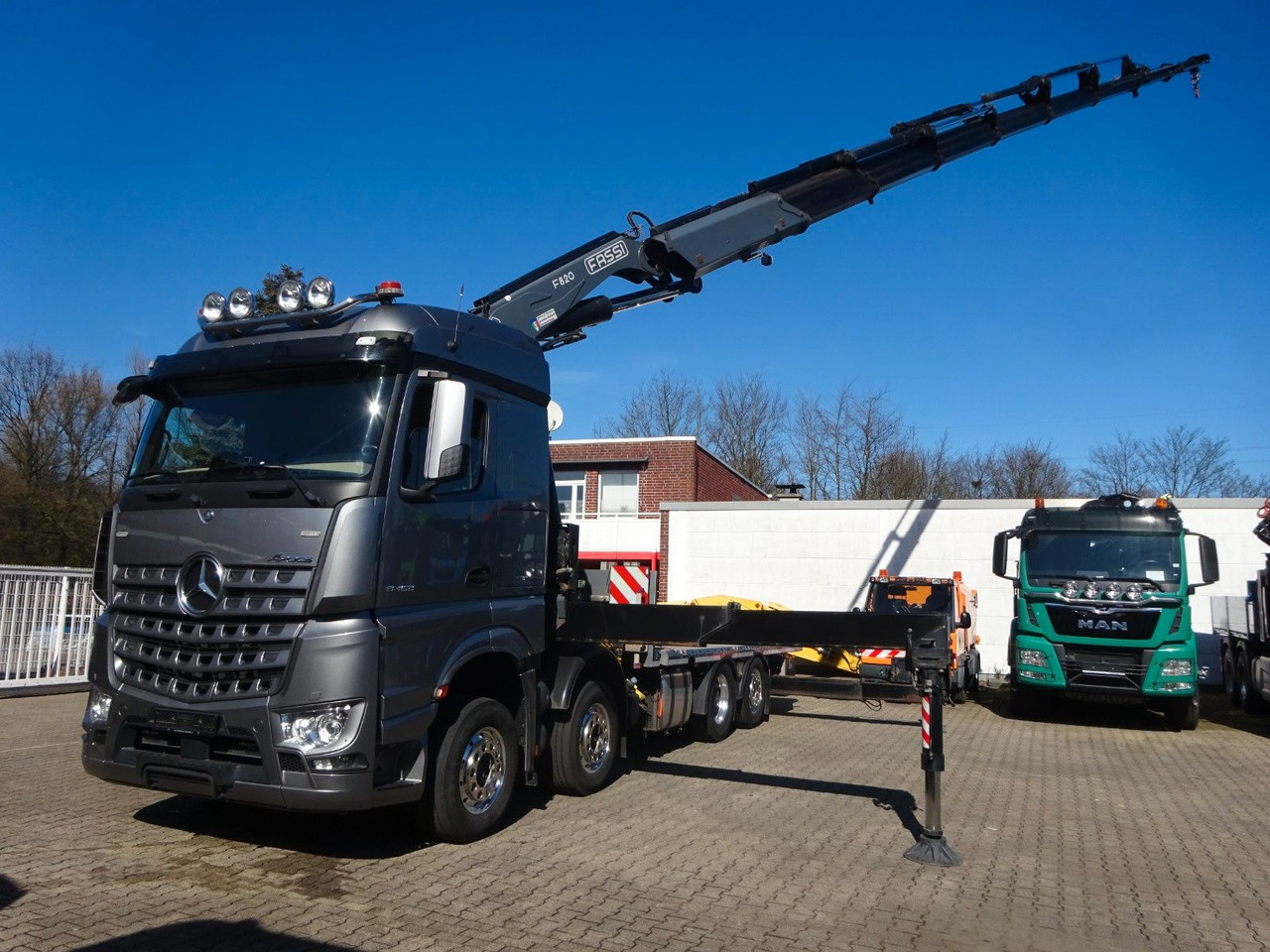 Mercedes-Benz 3453 Plattform + Fassi F820 Kran 8x2 Mercedes-Benz 3453 FASSI F820 Kran 8x Hydr. Ausschub - Camião grua, Camião de caixa aberta/ Plataforma: foto 1 Mercedes-Benz 3453 Plattform + Fassi F820 Kran 8x2 Mercedes-Benz 3453 FASSI F820 Kran 8x Hydr. Ausschub - Camião grua, Camião de caixa aberta/ Plataforma: foto 1