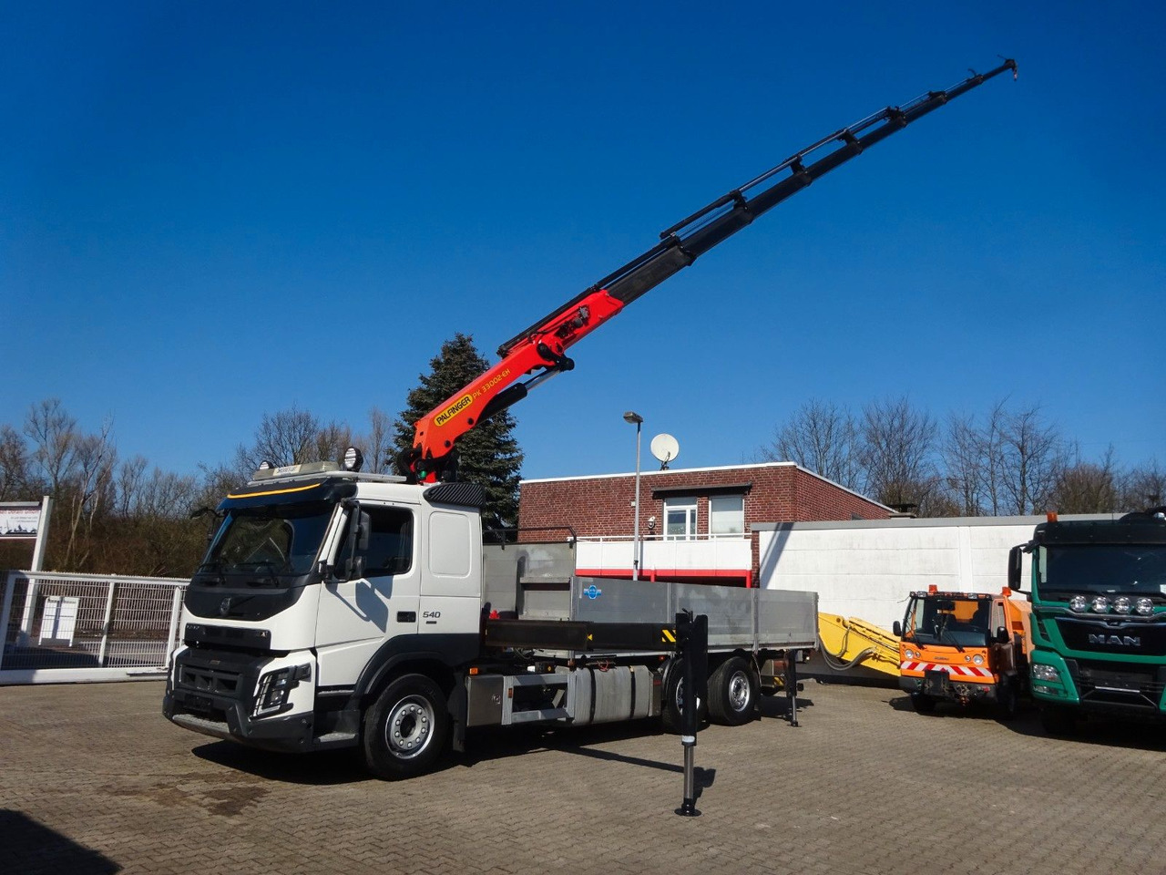 Volvo FMX 540 Pritsche + PK 33002 Kran 6x2 - Camião grua: foto 1 Volvo FMX 540 Pritsche + PK 33002 Kran 6x2 - Camião grua: foto 1