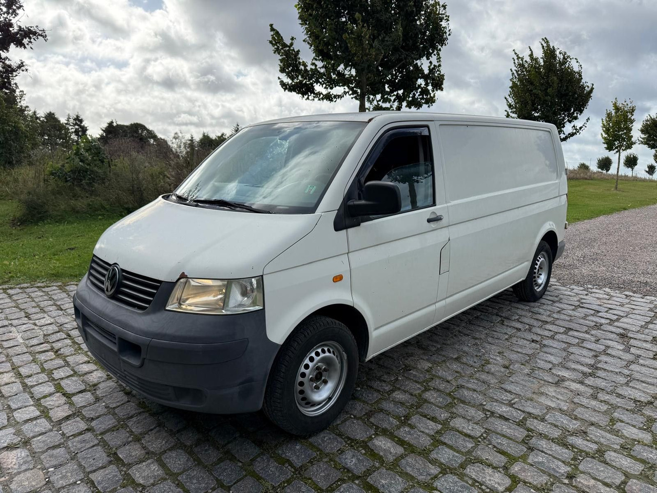 Volkswagen T5 Transporter 2.5 TDI Kasten lang *2500 € - Furgão compacto: foto 2 Volkswagen T5 Transporter 2.5 TDI Kasten lang *2500 € - Furgão compacto: foto 2