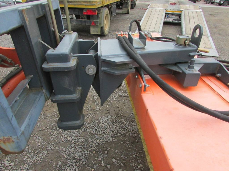 Tuchel Profi 600-230 Kehrbesen / 6.500 EUR - Equipamento por Máquina de construção: foto 4 Tuchel Profi 600-230 Kehrbesen / 6.500 EUR - Equipamento por Máquina de construção: foto 4