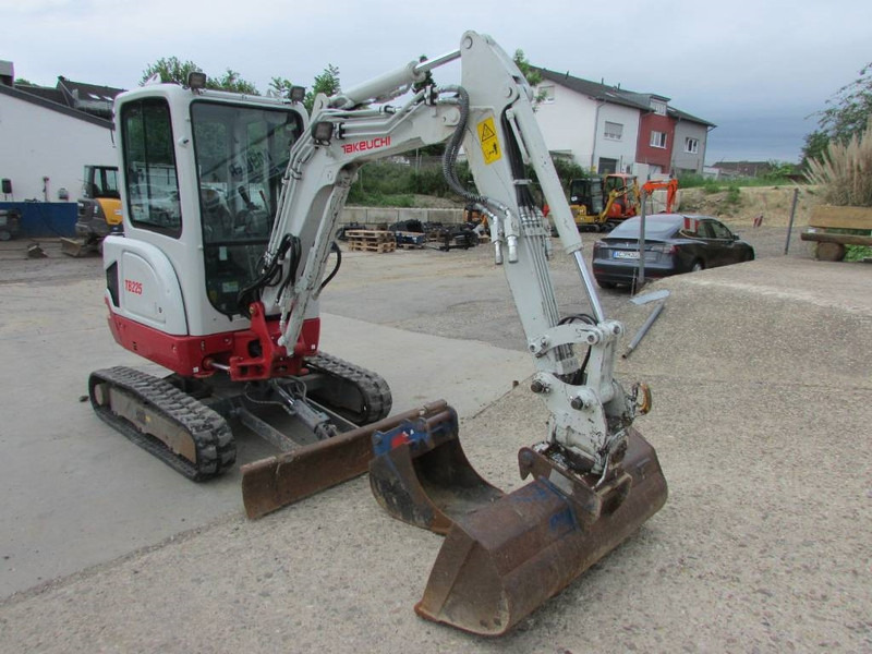 Takeuchi TB225 V3 Minibagger 32.000 EUR net - Mini escavadeira: foto 2 Takeuchi TB225 V3 Minibagger 32.000 EUR net - Mini escavadeira: foto 2