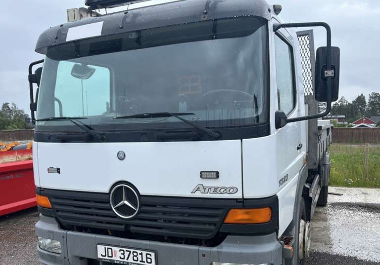 2004 Mercedes-Benz Tipp - EU-godkjent - Camião basculante: foto 1 2004 Mercedes-Benz Tipp - EU-godkjent - Camião basculante: foto 1