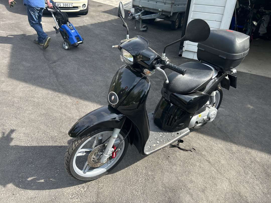 2011 Moped APRILIA APRILIA SCARABEO50 2T NERO APR - Reboque para moto: foto 1 2011 Moped APRILIA APRILIA SCARABEO50 2T NERO APR - Reboque para moto: foto 1