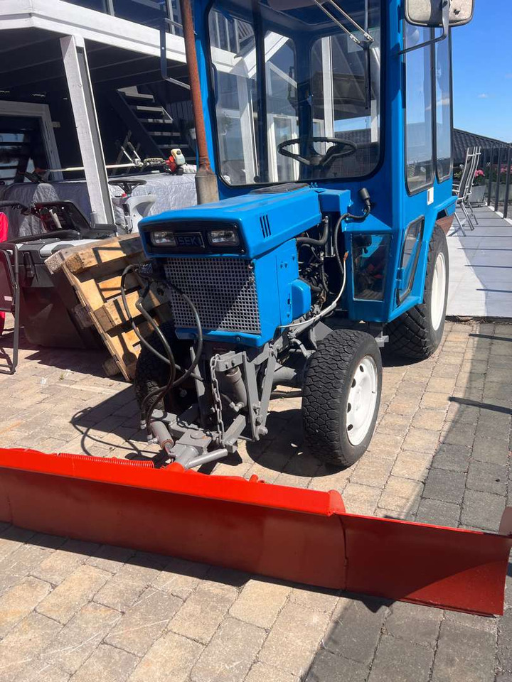 Iseki TX1500 brøyteskjær og feiekost - Trator: foto 1 Iseki TX1500 brøyteskjær og feiekost - Trator: foto 1