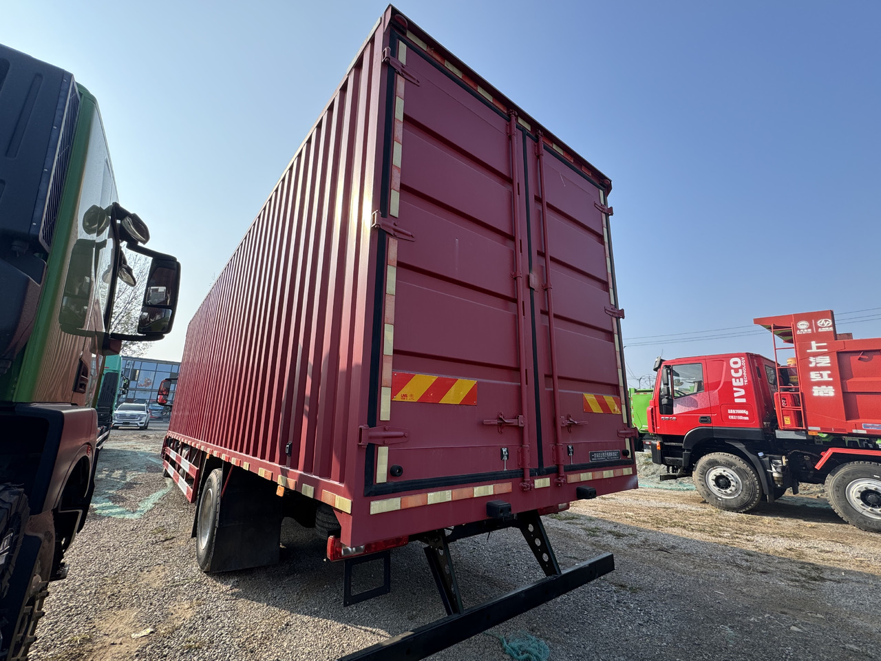 HONGYAN HEAVY TRUCK - Camião furgão: foto 4 HONGYAN HEAVY TRUCK - Camião furgão: foto 4