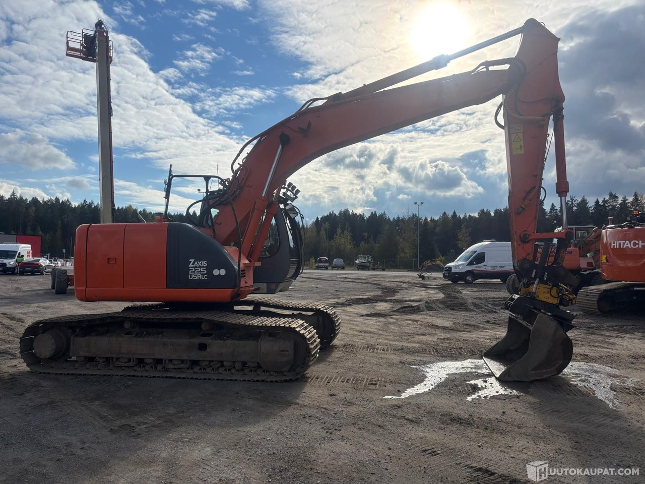 Hitachi ZX 225 USR lc kaivinkone, Lieto - Escavadora de rastos: foto 2 Hitachi ZX 225 USR lc kaivinkone, Lieto - Escavadora de rastos: foto 2