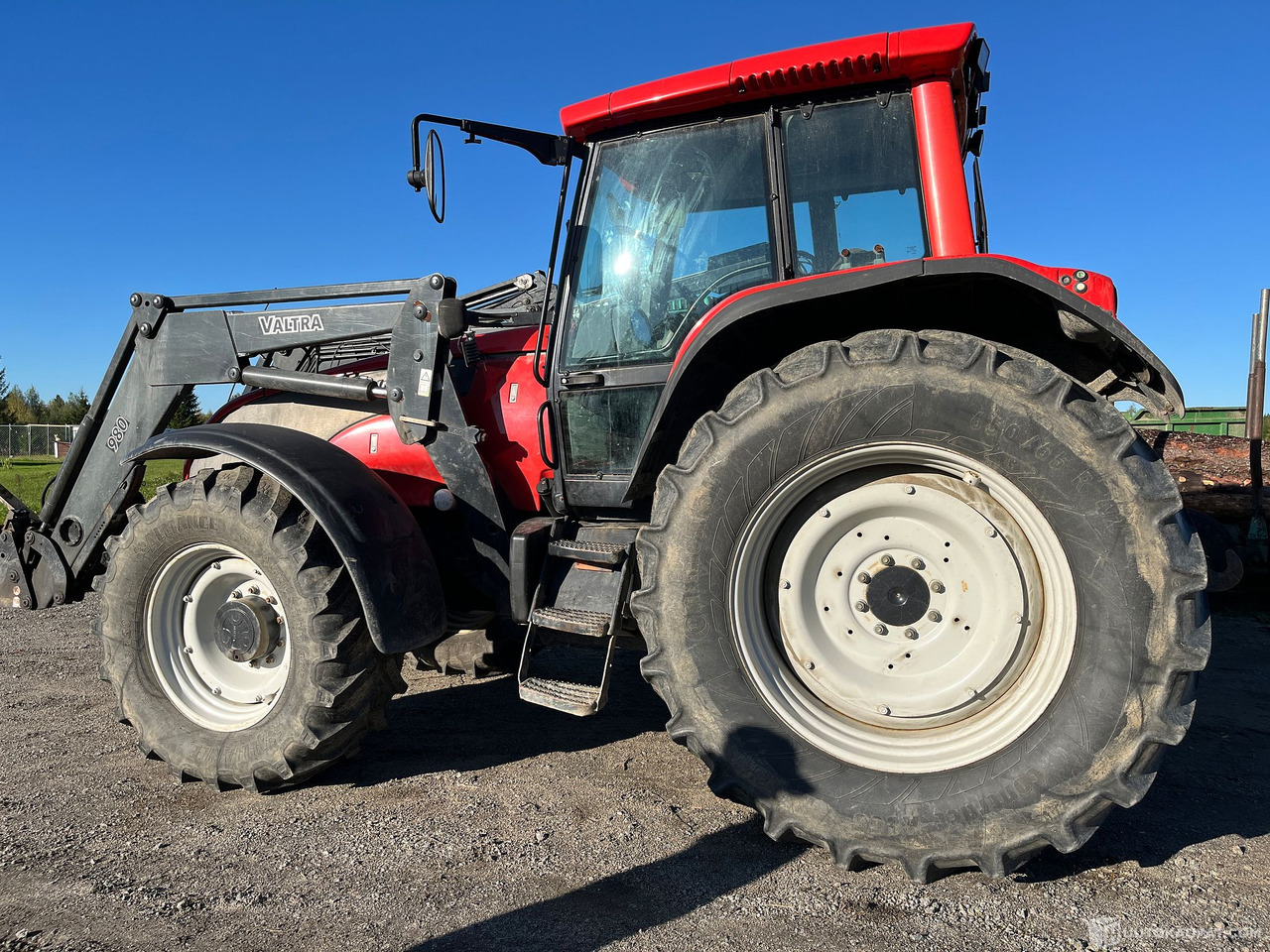 Valtra T190, etukuormaajalla, vm. 2003, Petäjävesi - Máquina agrícola: foto 2 Valtra T190, etukuormaajalla, vm. 2003, Petäjävesi - Máquina agrícola: foto 2