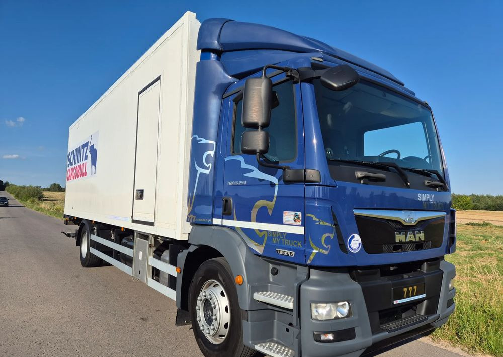 MAN TGM 18.250 Carrier 1950 D/E z Holandii / TOP STAN / 7.5m / 18 palet / winda + drzwi boczne / OKAZJA - Camião frigorífico: foto 4 MAN TGM 18.250 Carrier 1950 D/E z Holandii / TOP STAN / 7.5m / 18 palet / winda + drzwi boczne / OKAZJA - Camião frigorífico: foto 4