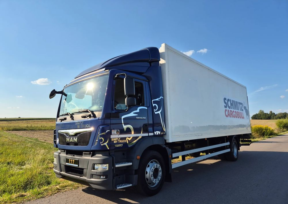 MAN TGM 18.250 Carrier 1950 D/E z Holandii / TOP STAN / 7.5m / 18 palet / winda + drzwi boczne / OKAZJA - Camião frigorífico: foto 1 MAN TGM 18.250 Carrier 1950 D/E z Holandii / TOP STAN / 7.5m / 18 palet / winda + drzwi boczne / OKAZJA - Camião frigorífico: foto 1