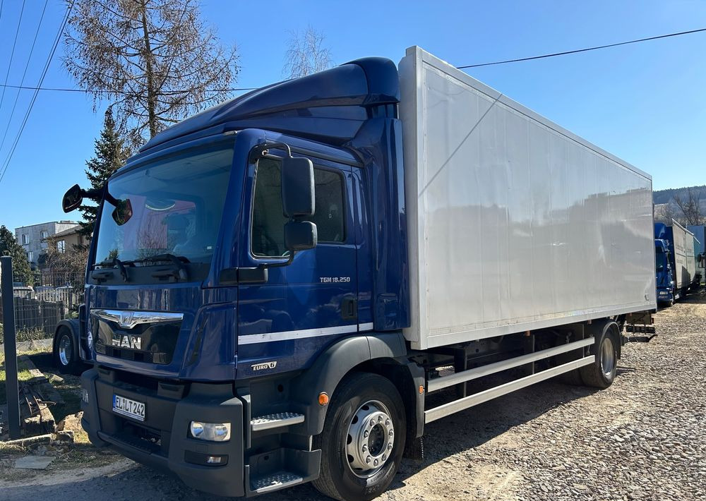 MAN TGM 18.290 18.250 Carrier 1950 D/E z Holandii / TOP STAN / 7.5m / 18 palet / winda + drzwi boczne / OKAZJA - Camião frigorífico: foto 1 MAN TGM 18.290 18.250 Carrier 1950 D/E z Holandii / TOP STAN / 7.5m / 18 palet / winda + drzwi boczne / OKAZJA - Camião frigorífico: foto 1
