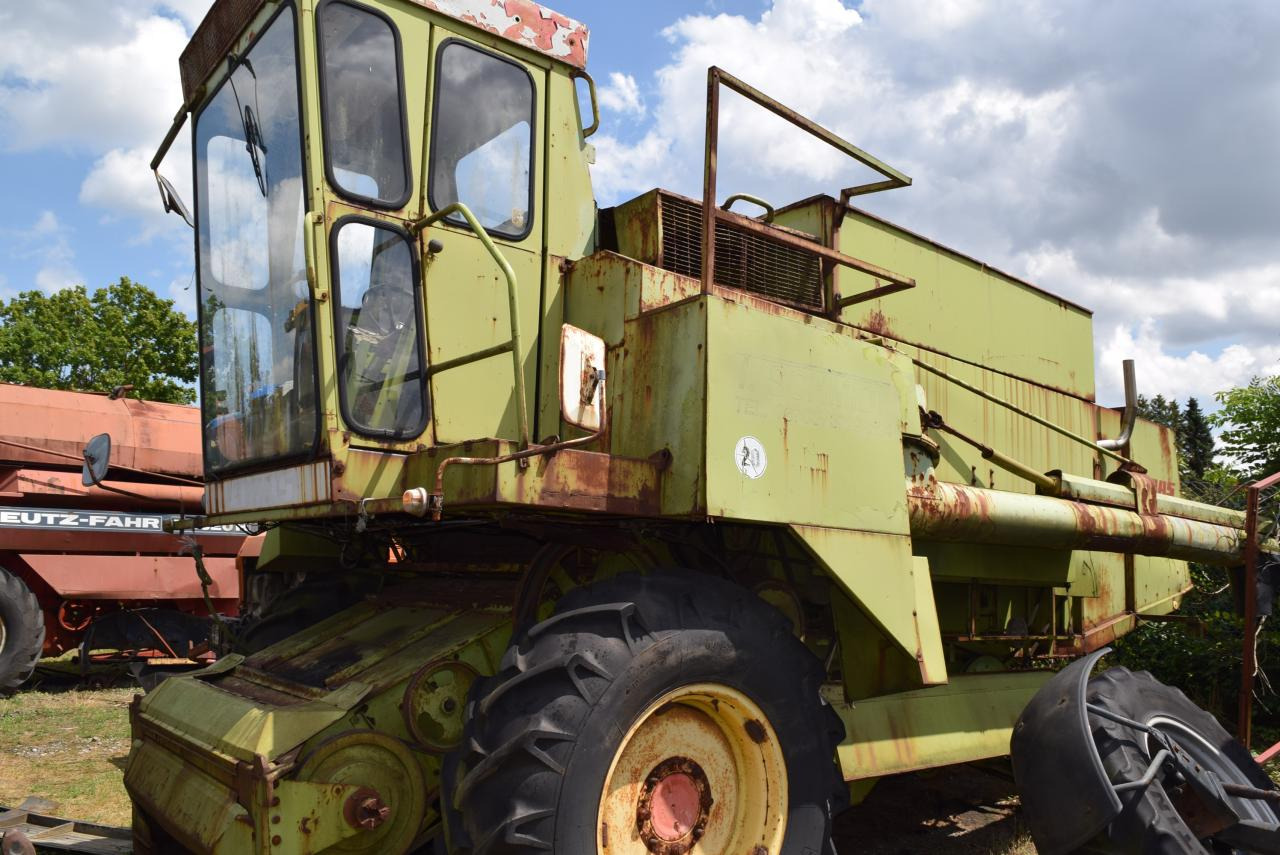 Ceifeira debulhadora CLAAS Dominator 80: foto 1
