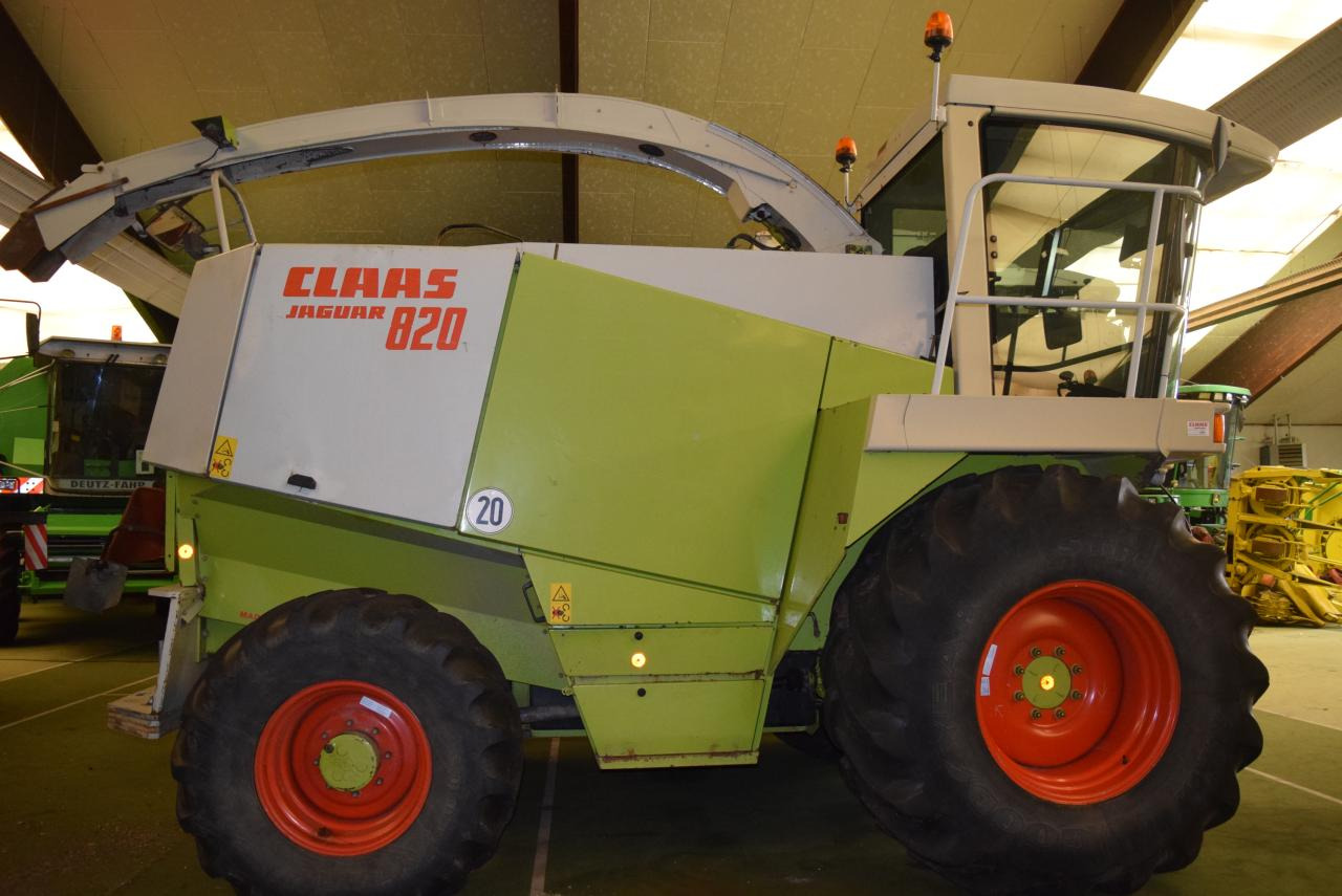 CLAAS Jaguar 820 - Picadora de forragem automotriz: foto 1 CLAAS Jaguar 820 - Picadora de forragem automotriz: foto 1