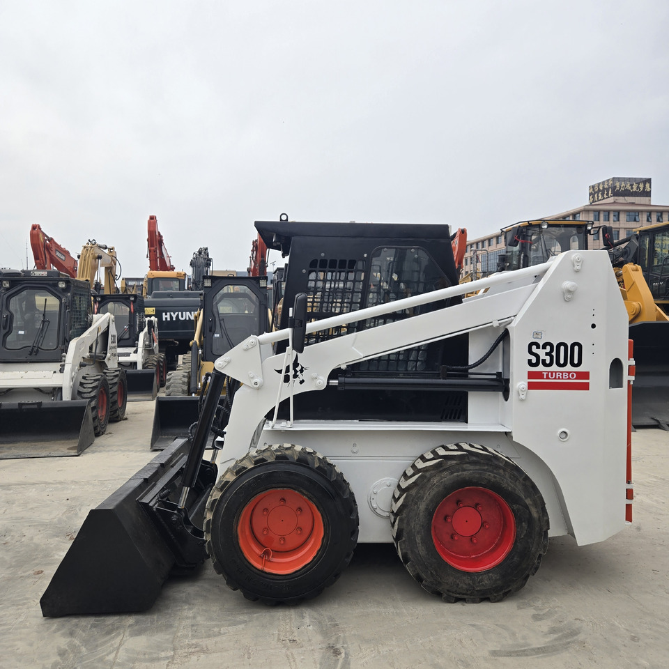BOBCAT S300 - Mini pá carregadora: foto 1 BOBCAT S300 - Mini pá carregadora: foto 1