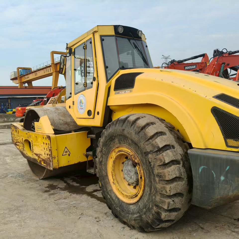 BOMAG BW226DH - Compactador de asfalto: foto 2 BOMAG BW226DH - Compactador de asfalto: foto 2