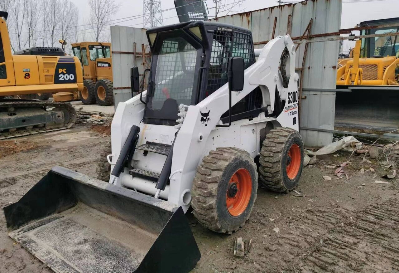 Bobcat S300 - Mini pá carregadora: foto 1 Bobcat S300 - Mini pá carregadora: foto 1