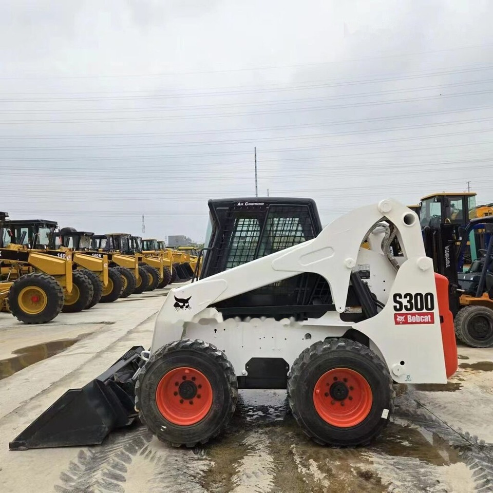 Bobcat S300 - Mini pá carregadora: foto 1 Bobcat S300 - Mini pá carregadora: foto 1