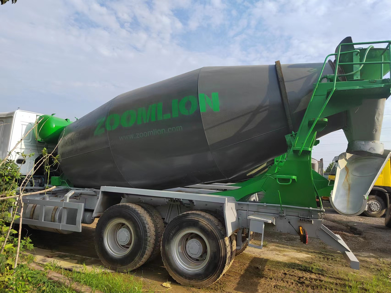 SINOTRUK HOWO Concrete Mixer Truck - Camião: foto 2 SINOTRUK HOWO Concrete Mixer Truck - Camião: foto 2