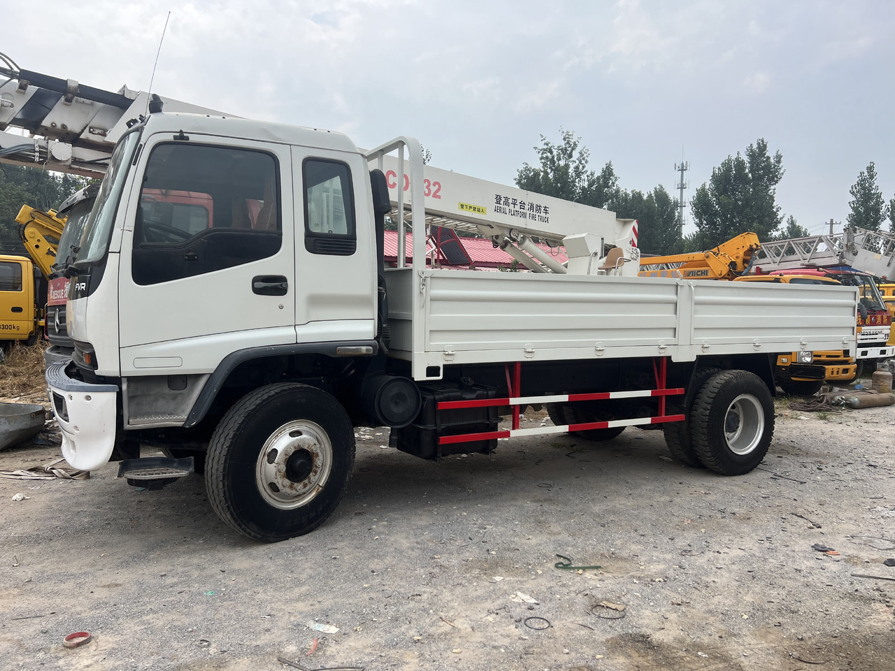 ISUZU Cargo truck - Camião basculante: foto 4 ISUZU Cargo truck - Camião basculante: foto 4