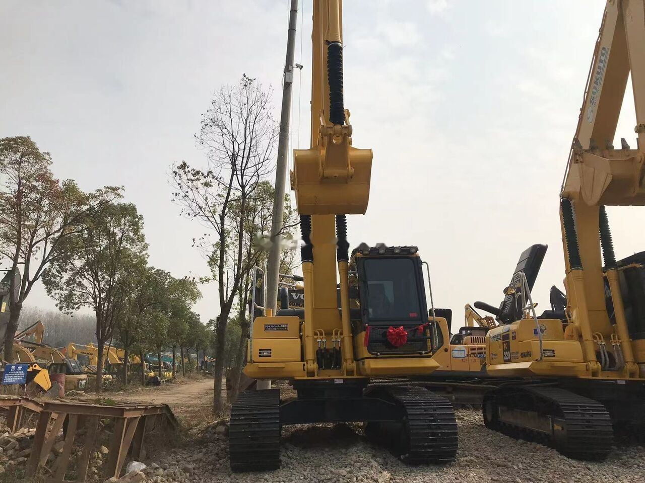Komatsu PC200-8 - Escavadora de rastos: foto 1 Komatsu PC200-8 - Escavadora de rastos: foto 1