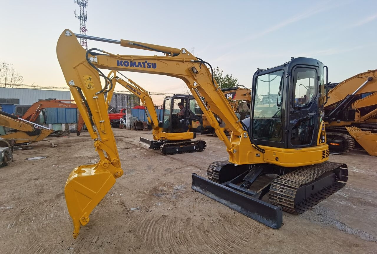 Komatsu PC50MR - Mini escavadeira: foto 1 Komatsu PC50MR - Mini escavadeira: foto 1