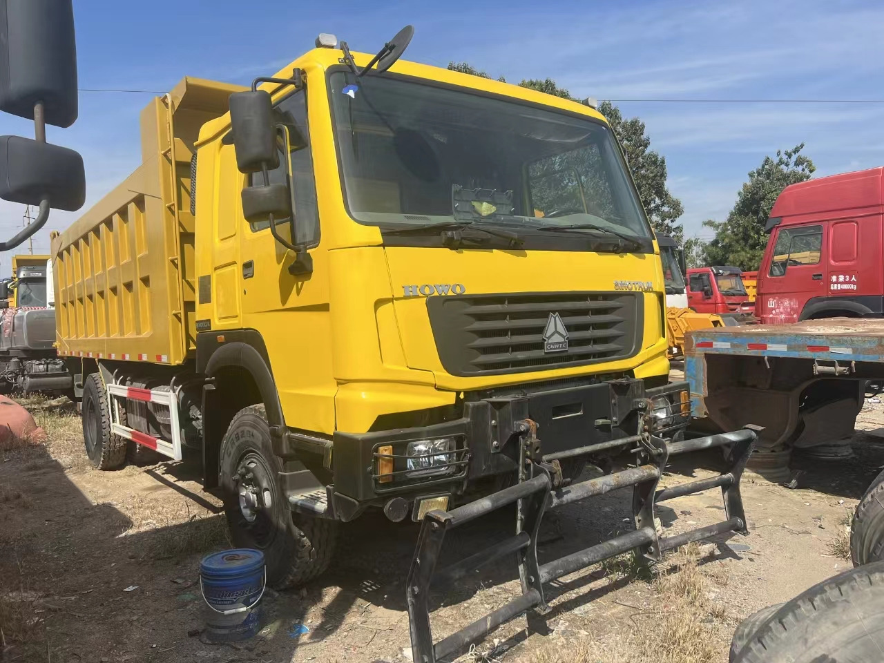 SINOTRUK HOWO 4x2 - Camião basculante: foto 1 SINOTRUK HOWO 4x2 - Camião basculante: foto 1