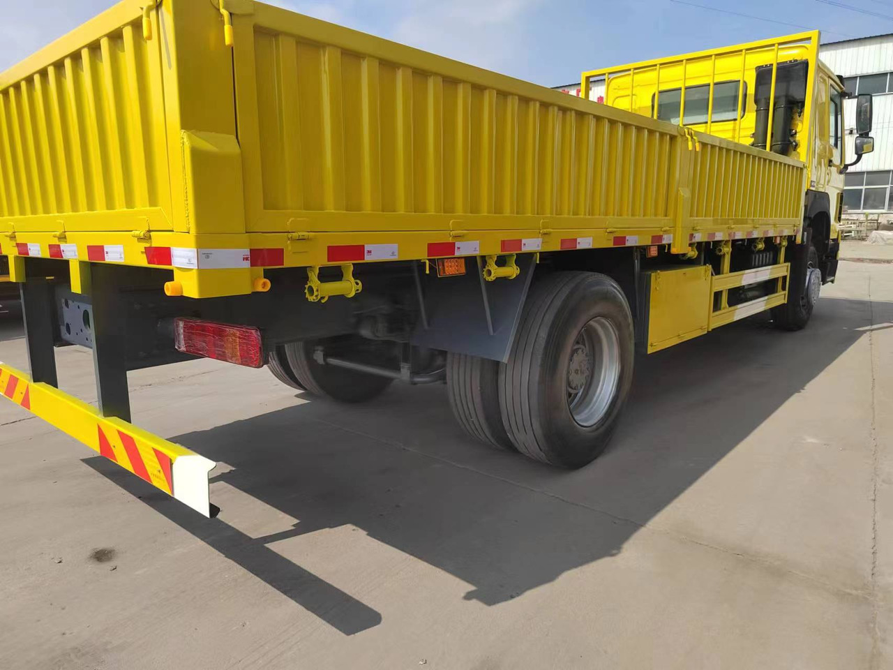 SINOTRUK HOWO 4x2 cargo truck - Camião basculante: foto 5 SINOTRUK HOWO 4x2 cargo truck - Camião basculante: foto 5