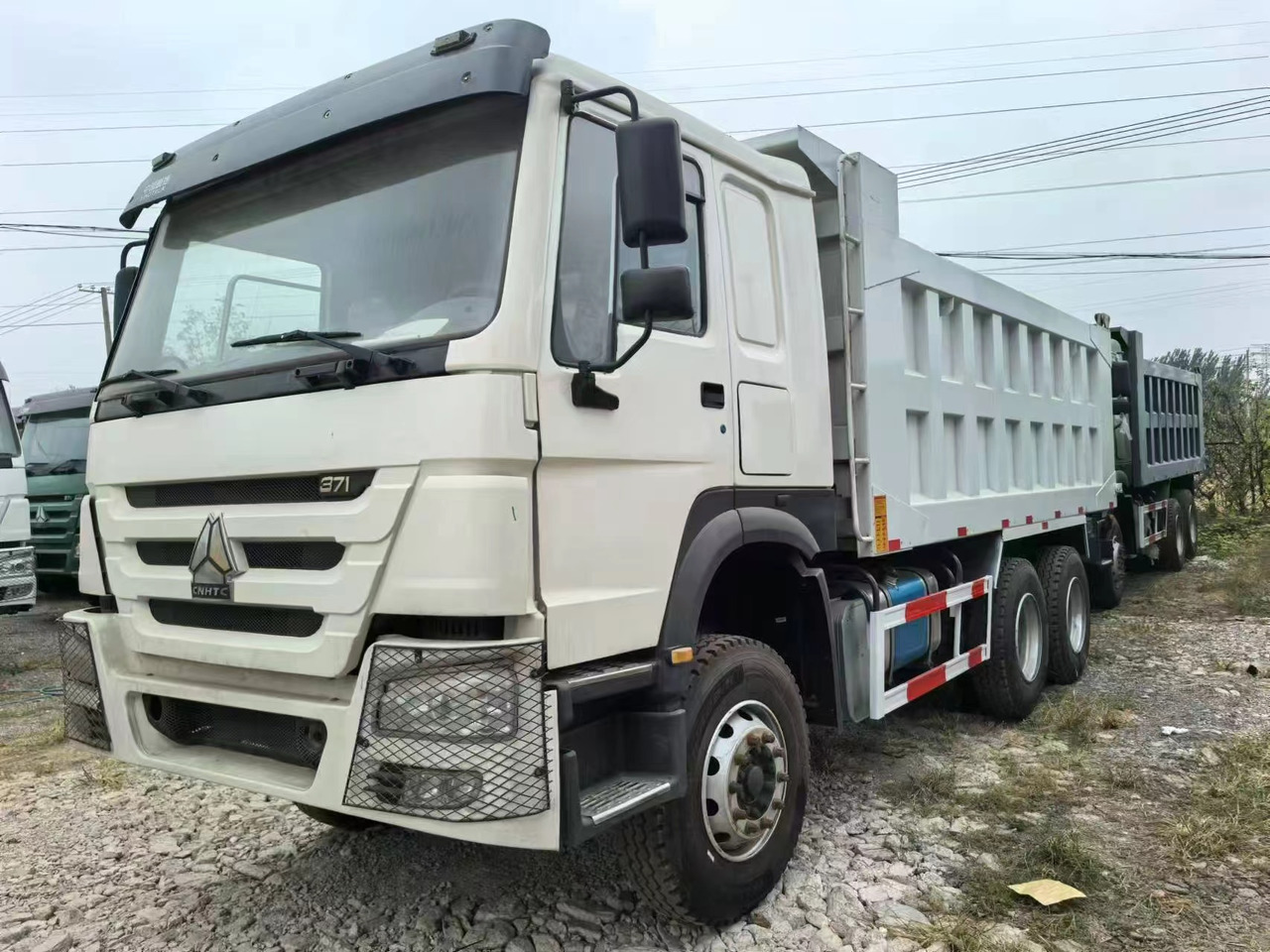 SINOTRUK HOWO 6x4 - Camião frigorífico: foto 1 SINOTRUK HOWO 6x4 - Camião frigorífico: foto 1