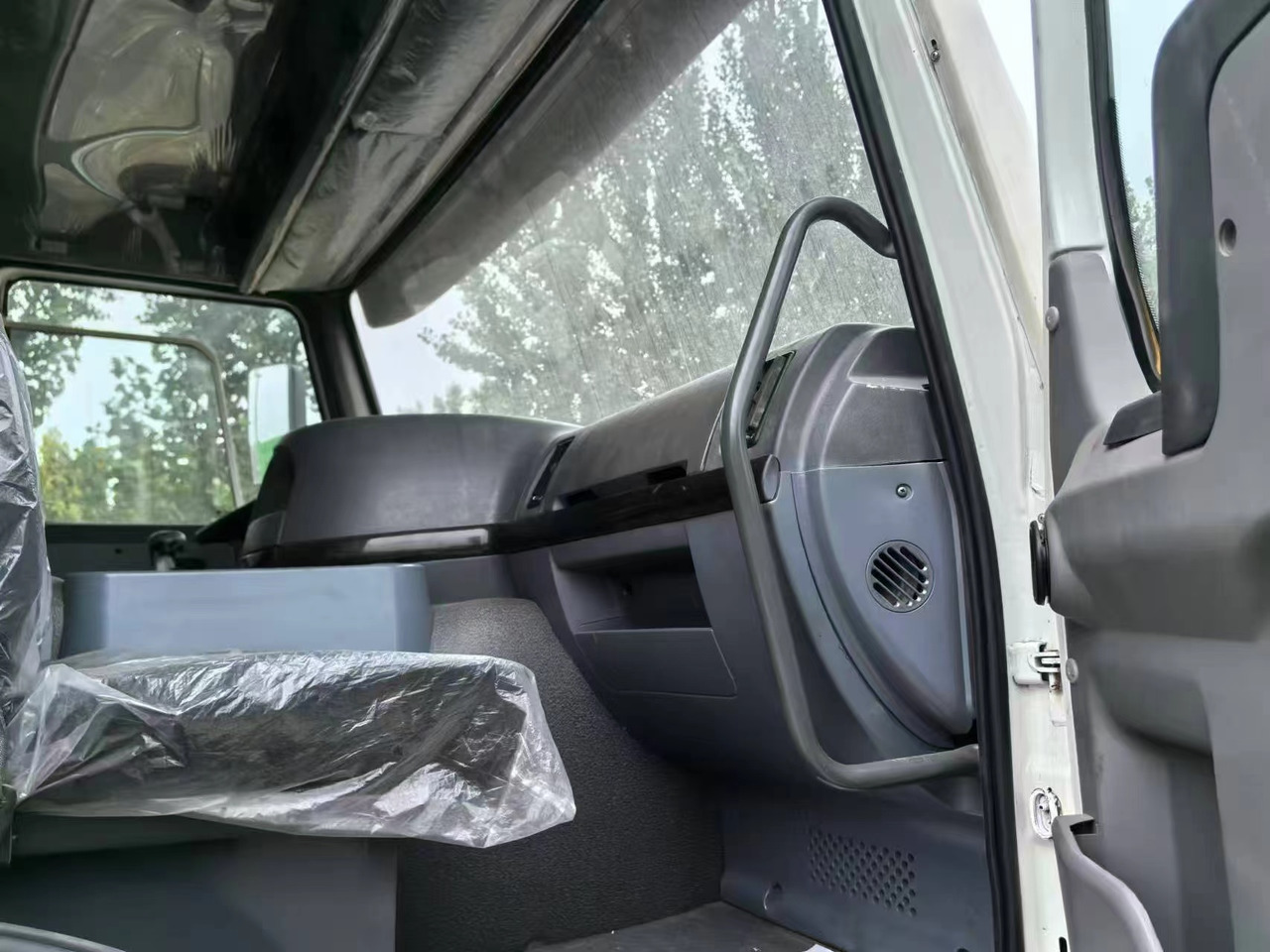 SINOTRUK HOWO 6x4 - Camião frigorífico: foto 5 SINOTRUK HOWO 6x4 - Camião frigorífico: foto 5